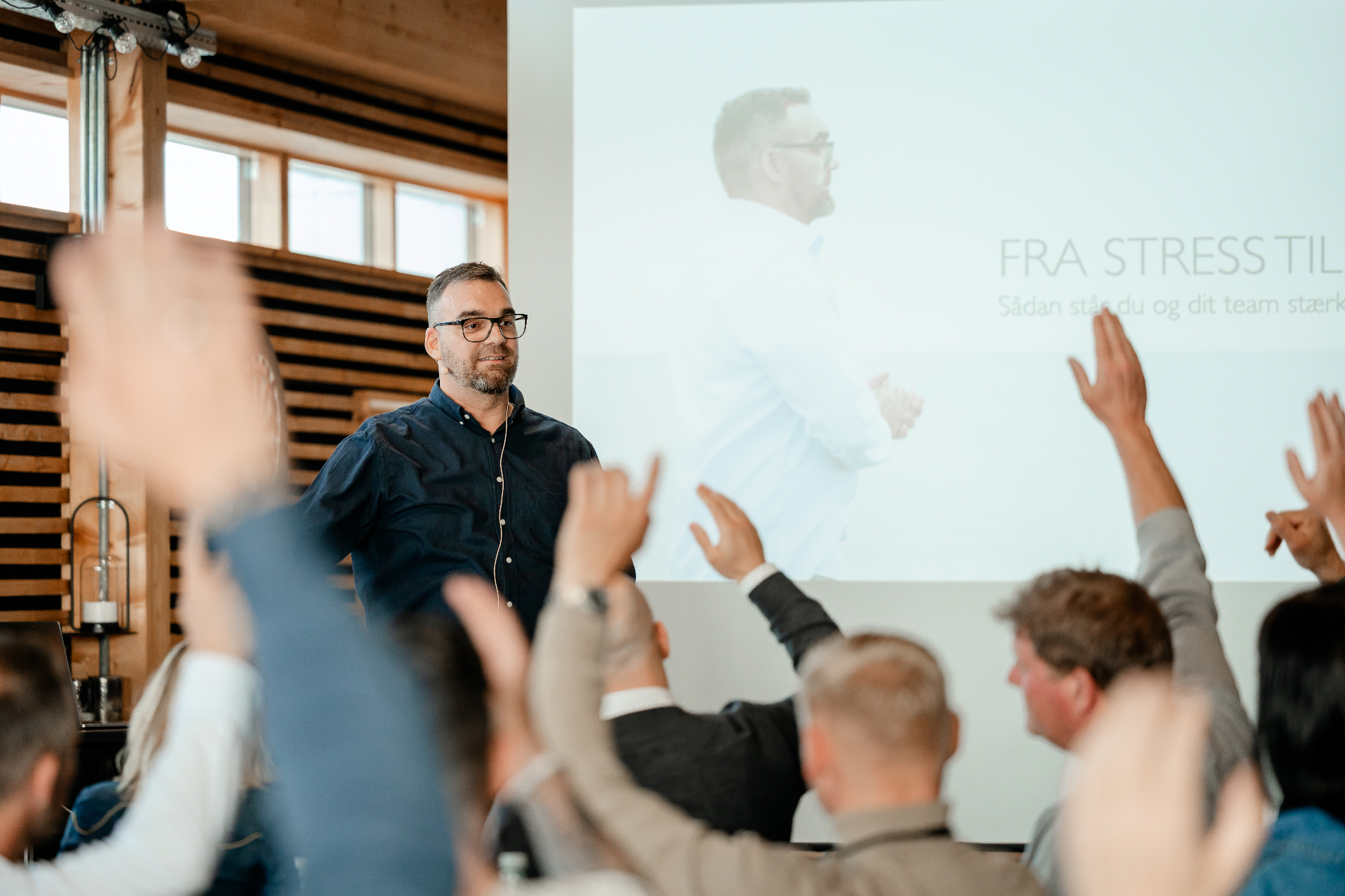 Ledere i workshop sidder i rundkreds og reflekterer sammen